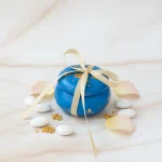 Mărturie macaron albastru cu foiță aurie și fundă crem