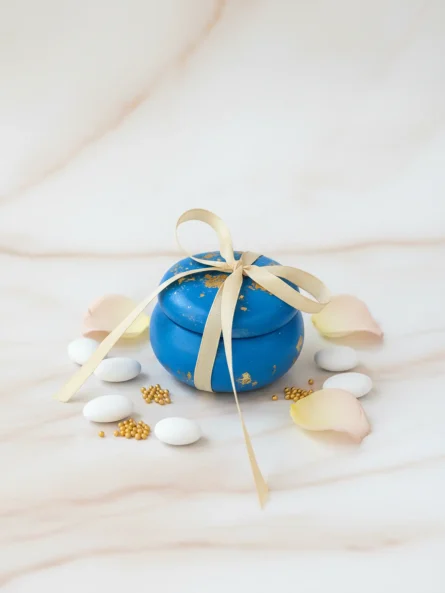 Mărturie macaron albastru cu foiță aurie și fundă crem