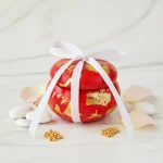 Mărturie macaron roșu cu foiță aurie și fundă albă