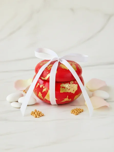 Mărturie macaron roșu cu foiță aurie și fundă albă