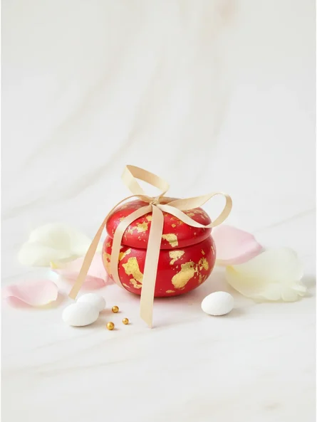 Mărturie macaron roșu cu foiță aurie și fundă crem