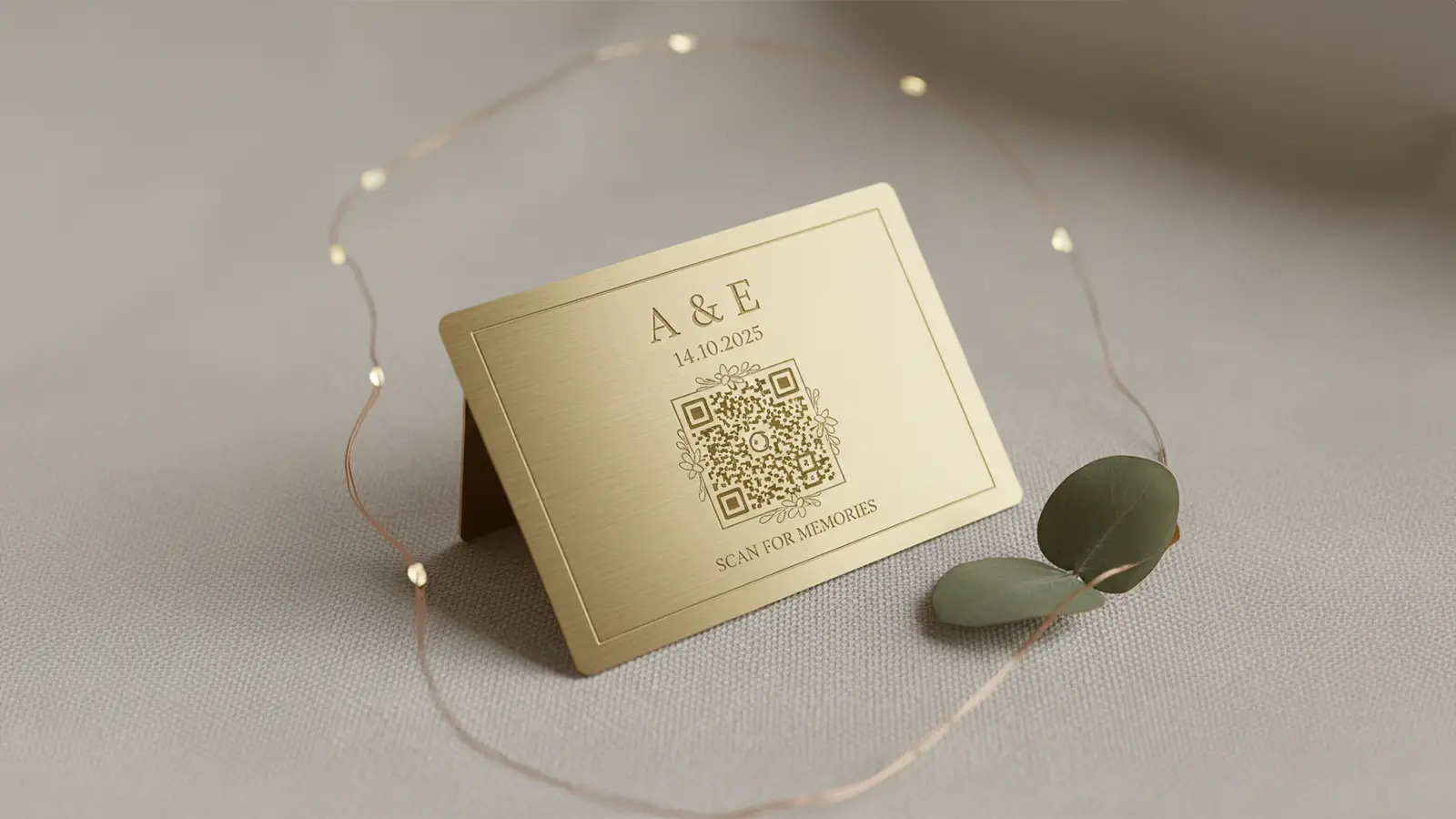 Card metalic gravat cu QR code pentru galerie foto nuntă