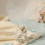marturie botez inger ceramica alba cu tul bleu si panglica alba