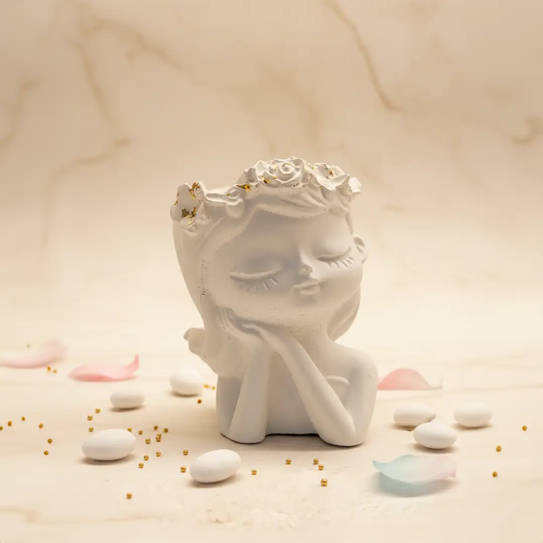 Mărturii elegante – figurină ceramică bust feminin cu coroniță florală și detalii aurii Marturia Mea