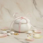 Mărturie de nuntă și botez în formă de macaron alb din ceramică, realizată manual, elegantă și personalizabilă cu etichetă.