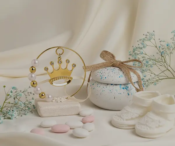 Mărturii de botez delicate, cutiuță albă cu fundiță, coroniță aurie și pantofiori simbolici