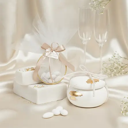 Mărturie de nuntă Macaron crem-aurie, săculeț alb cu fundiță aurie și cutiuță decorată elegant