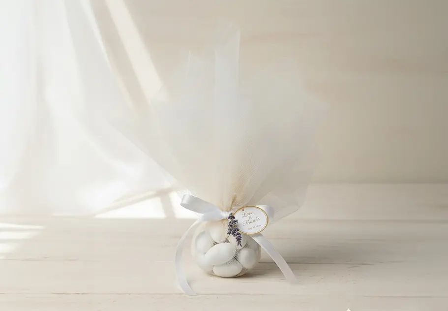 Mărturie finalizată din tulle alb și lavandă, decorată cu etichetă personalizată
