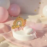 marturie botez fata curcubeu auriu pastel pe suport cu pietricele roz si bomboane