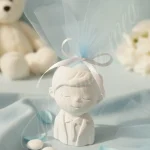 Mărturie botez băiat – figurină ceramică albă cu tull bleu și fundiță albă satinată