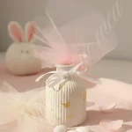 marturie botez vaza ceramica alba cu accente aurii si tul roz