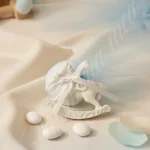 Mărturie botez băiat – figurină ceramică căluț balansoar alb cu tull bleu și fundiță albă
