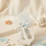 Mărturie botez băiat – figurină ceramică ancoră albă cu tull bleu și fundiță albă