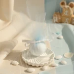 marturie botez scoica baietel ceramica alba cu tul bleu si fundita alba