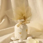 Mărturie nuntă – vază ceramică albă cu accente aurii și tull auriu elegant