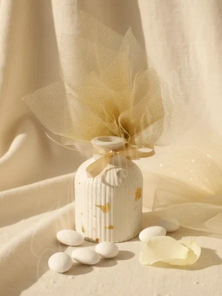Mărturie nuntă – vază ceramică albă cu accente aurii și tull auriu elegant
