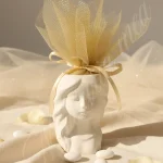Mărturie nuntă – figurină ceramică bust feminin alb cu tull auriu și suport lumânare