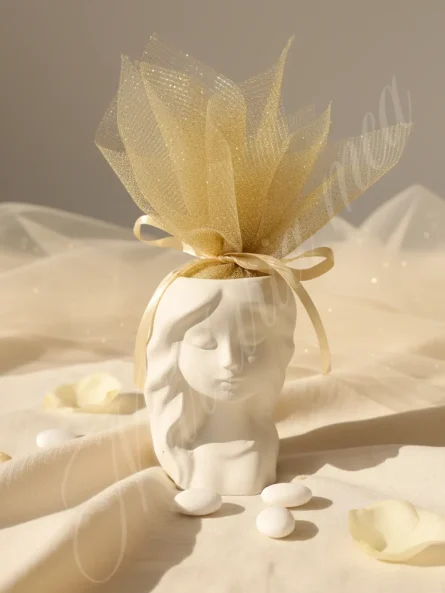 Mărturie nuntă – figurină ceramică bust feminin alb cu tull auriu și suport lumânare