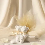 Mărturie nuntă – figurină ceramică ursuleți îmbrățișați cu tull auriu și fundiță ivoire