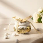 marturie macaron ceramic cu folie aurie si neagra, decorata cu fundita aurie – pentru nunta si botez