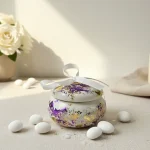 marturie macaron ceramic decorata cu folie aurie si mov, fundita alba, pentru nunta sau botez