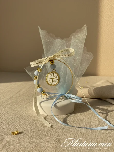 marturie religioasa cu cruce aurie pe piatra decorativa alba, margelute bleu si fundita satin