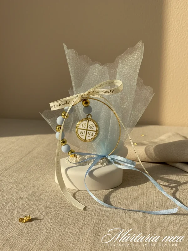 marturie religioasa cu cruce aurie pe piatra decorativa alba, margelute bleu si fundita satin