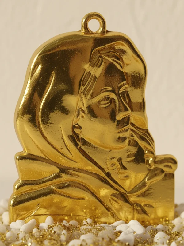 close-up marturie cu icoana aurie maica domnului cu pruncul pe piatra decorativa alba pentru nunta si botez