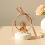 marturie cu icoana maica domnului aurie pe piatra decorativa alba cu fundita roz