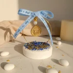 marturie botez baiat cu cerc auriu de care atarna un banut Constantin si Elena si o fundita albastra personalizata