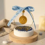 marturie botez baiat cu cerc auriu si banut cu icoana Maica Domnului cu Pruncul, decorata cu fundita albastra personalizata