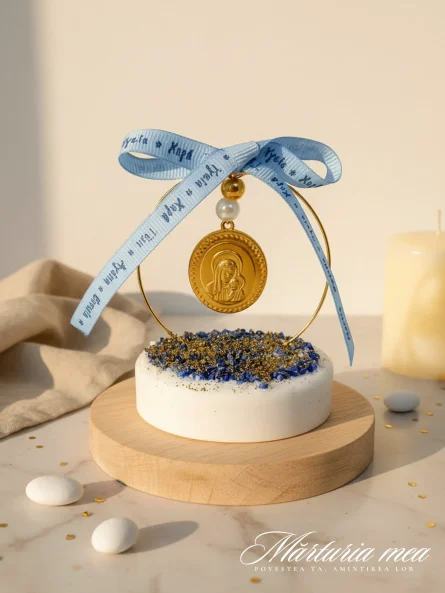marturie botez baiat cu cerc auriu si banut cu icoana Maica Domnului cu Pruncul, decorata cu fundita albastra personalizata