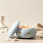 marturii botez baiat lumanare in recipient macaron ceramic albastru cu insertii de foita de aur