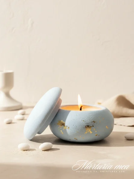 marturii botez baiat lumanare in recipient macaron ceramic albastru cu insertii de foita de aur