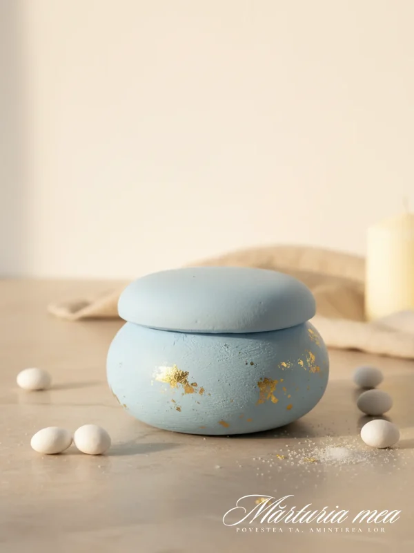 marturii botez baiat lumanare in recipient macaron ceramic albastru cu insertii de foita de aur