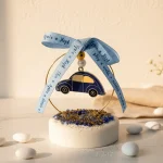 marturie de botez pentru baiat cu masinuta retro bleumarin pe piatra decorativa alba cu cristale albastre si sclipici auriu
