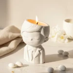 mărturie botez lumânare băiețel cu cravată albă, elegantă, care arde cu o flacără caldă pe fundal de marmură