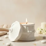 lumanare in recipient carusel alb din ceramica pentru marturii nunta si botez asezata langa drajouri
