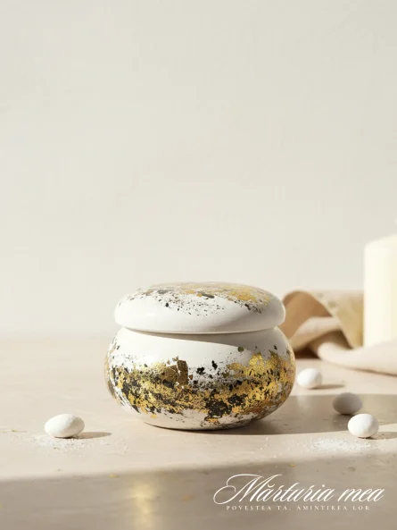 marturii nunta lumanare macaron ceramic alb cu foita de aur si detalii negre, asezata langa bomboane