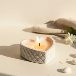 Mărturie lumânare recipient ceramic gri deschis în formă de inimă, cu textură geometrică și capac, potrivită pentru nuntă sau botez