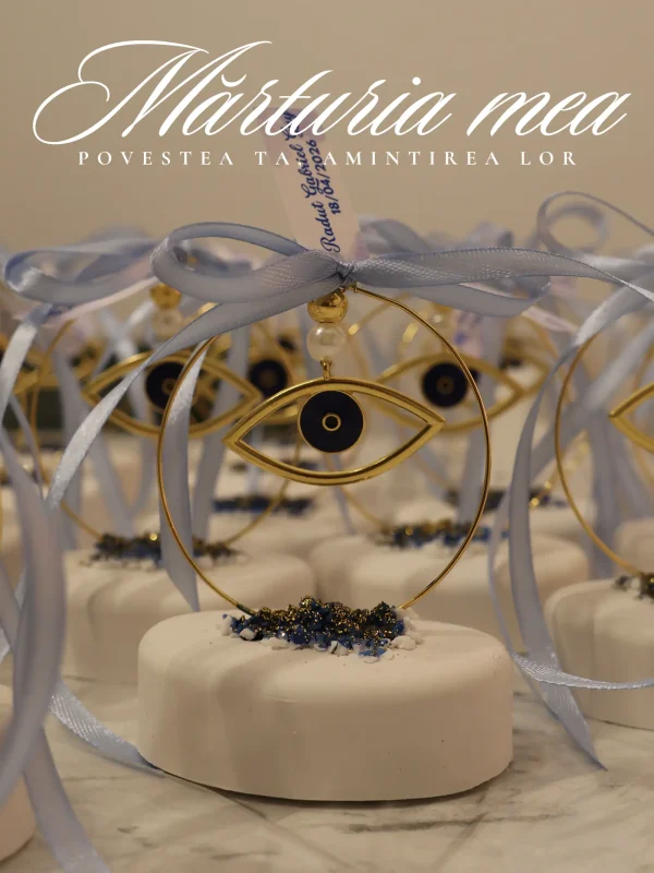 marturii botez baiat ochi auriu personalizate cu biletel nume si data pe baza alba aranjate pe masa