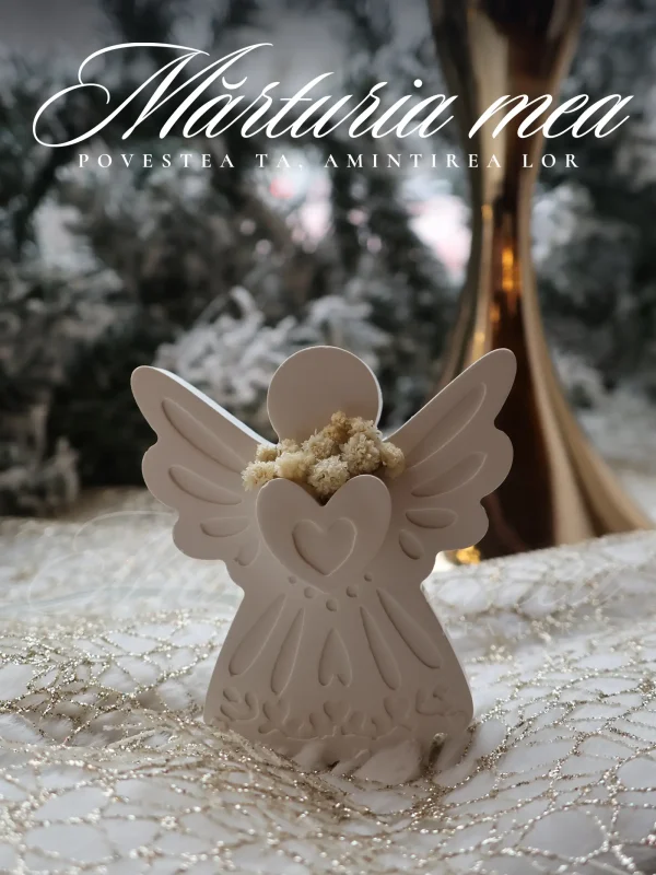Marturii deosebite tip inger ceramic alb asezat pe un decor texturat din blanita alba si plasa aurie, langa un sfesnic auriu estompat si logo Marturia Mea.
