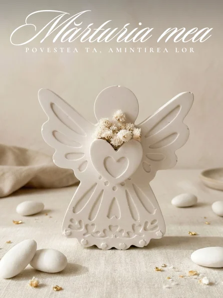 Marturii deosebite tip inger alb din ceramica cu inima si buchet de flori uscate asezat pe masa eleganta