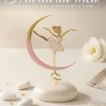 Marturie botez fetita reprezentand o balerina aurie dansand pe o semiluna roz, cu baza alba din piatra si suport spiralat.