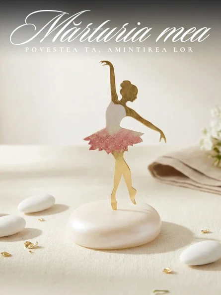 Marturie botez fetita balerina aurie cu detalii roz, așezată pe un suport perlat, decor elegant pentru masa de botez.