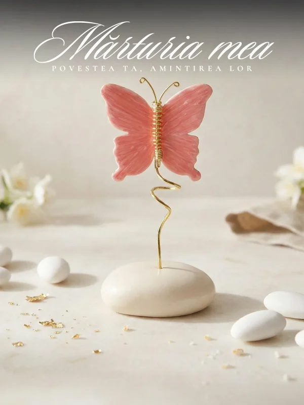 Marturie botez fetita fluture roz ceramic pe suport spiralat auriu si baza de piatra alba asezat pe masa festiva.