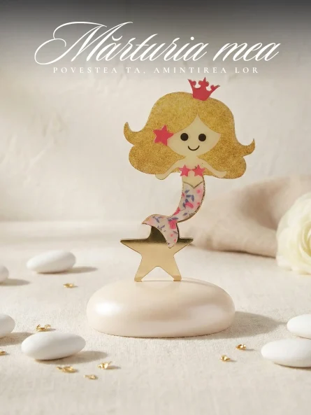 Marturie botez fetita sirena aurie cu coroana roz asezata pe o baza alba eleganta pentru invitati.