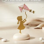 Marturie botez fetita zmeu figurina metalica aurie pe baza de piatra alba pentru invitati la masa festiva.