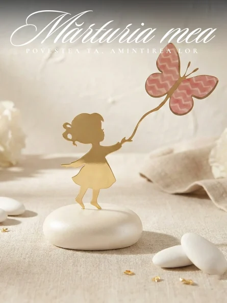 Marturii botez fluture reprezentand o silueta de fetita aurie tinand un fluture roz pe baza de piatra alba.