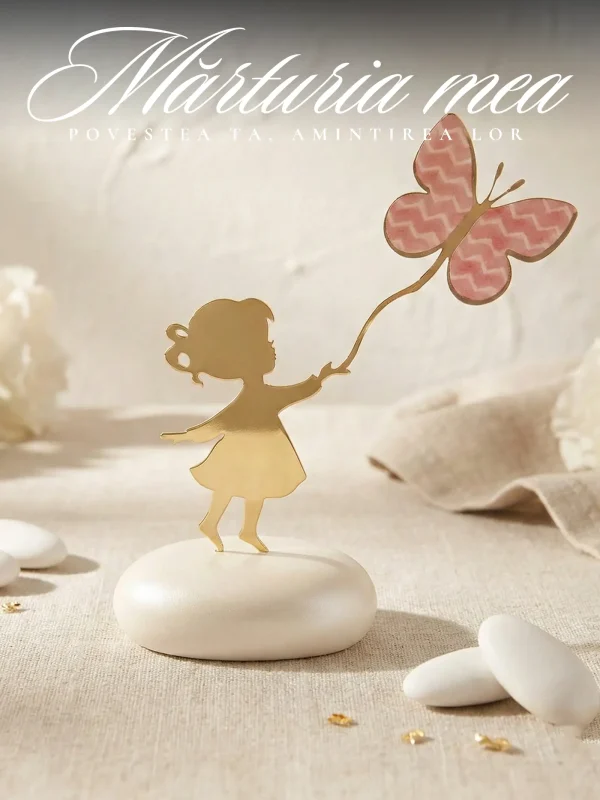 Marturii botez fluture reprezentand o silueta de fetita aurie tinand un fluture roz pe baza de piatra alba.